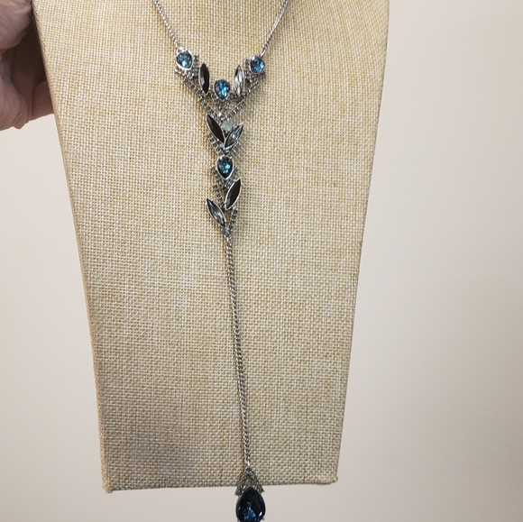 Vera Wang, RARE, Silver tone blue grey crystal rhinestone Y drop necklace - Picture 10 of 16